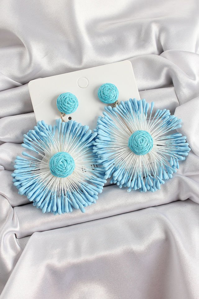 Mavi Püsküllü Papatya Figürlü Hasır Örgü Model Gold Renk Kadın Küpe