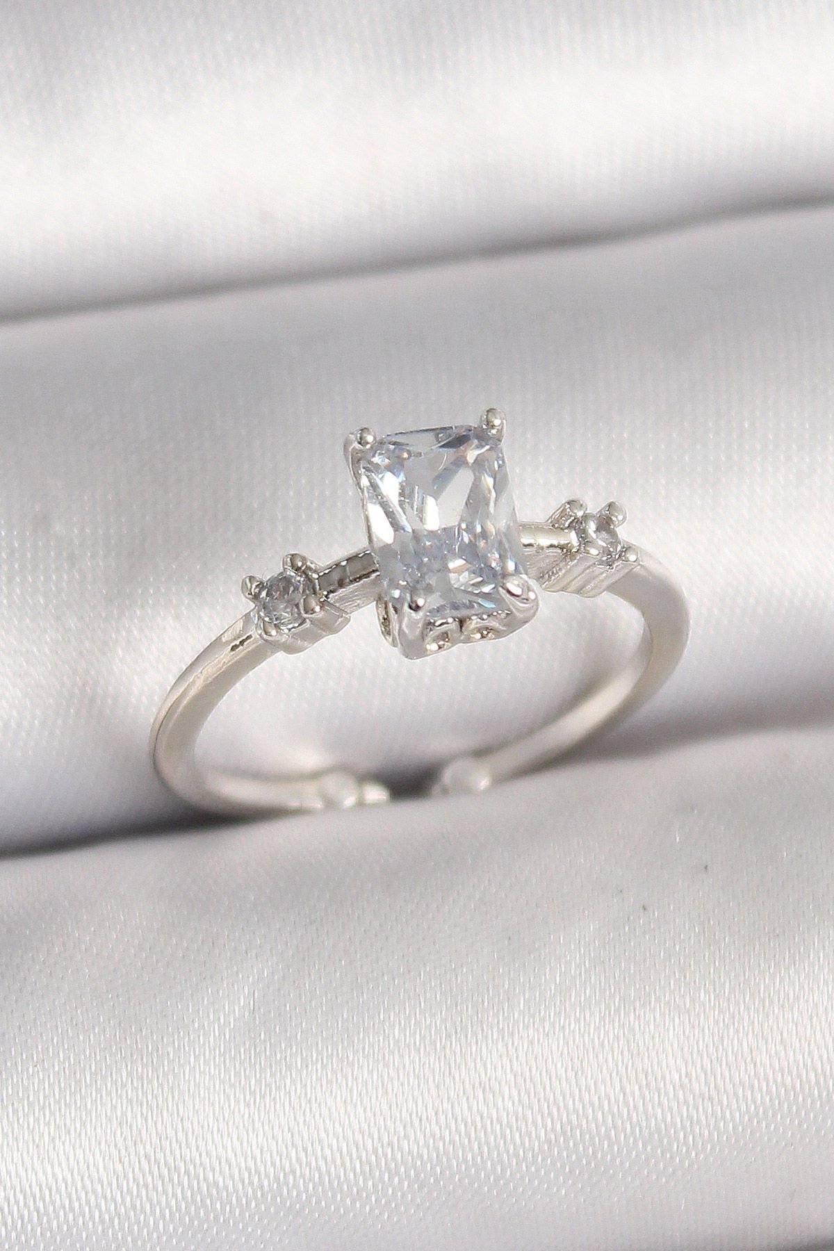 Pirinç Gümüş Renk Kare Zirkon Taşlı Model Kadın Yüzük