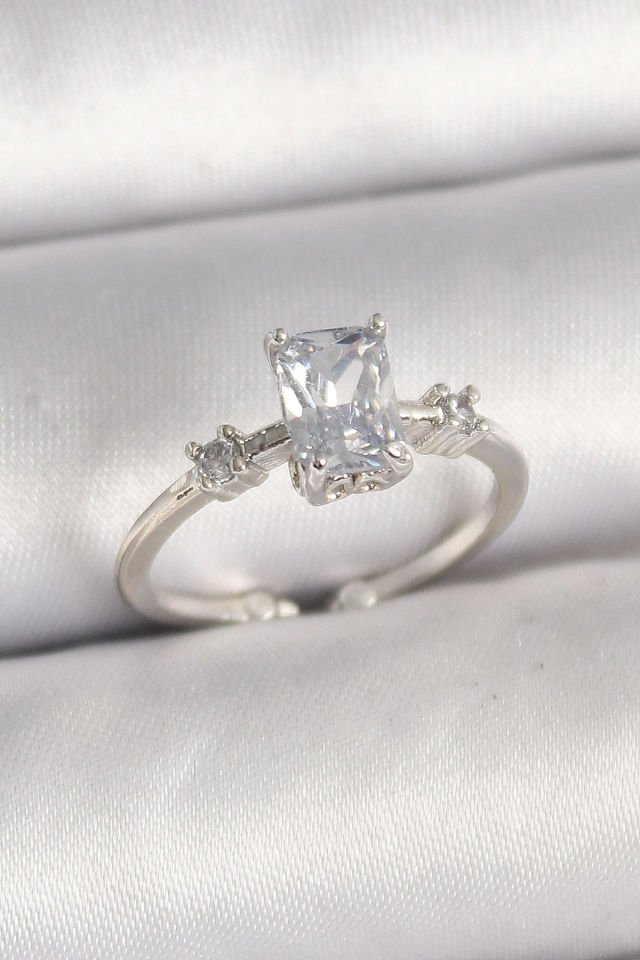 Pirinç Gümüş Renk Kare Zirkon Taşlı Model Kadın Yüzük