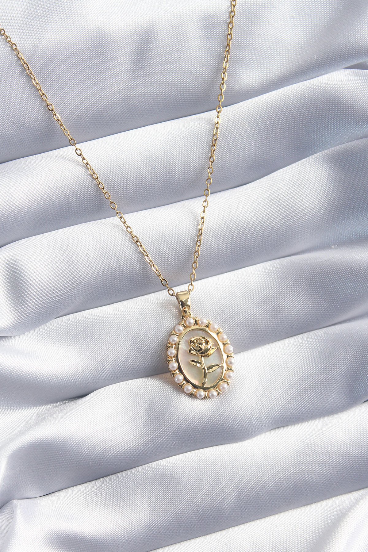 Kadın Gold Gül Kolye – İnci Detaylı 316L Çelik Tasarım