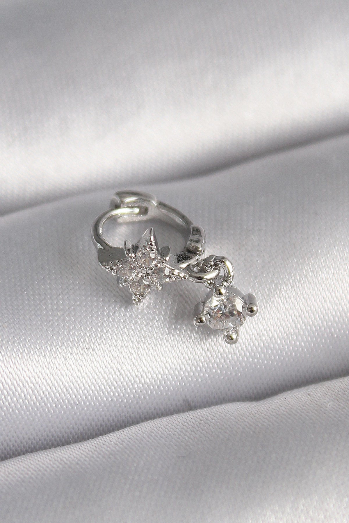 Gümüş Zirkon Taşlı Çiçek Tragus Piercing - 316L Çelik