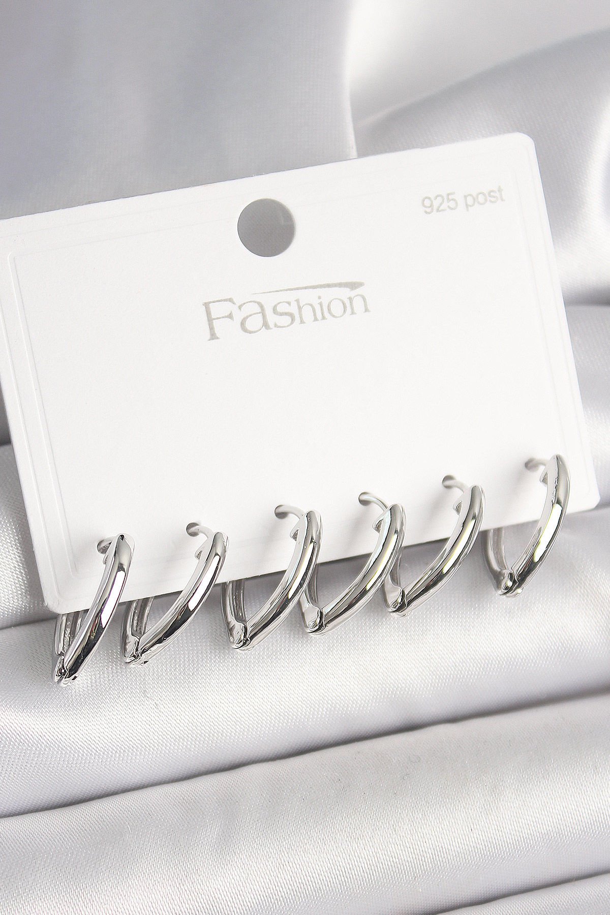 925 Ayar Gümüş Çivi Pirinç Gümüş Renk Üçgen Model Kadın Küpe Seti