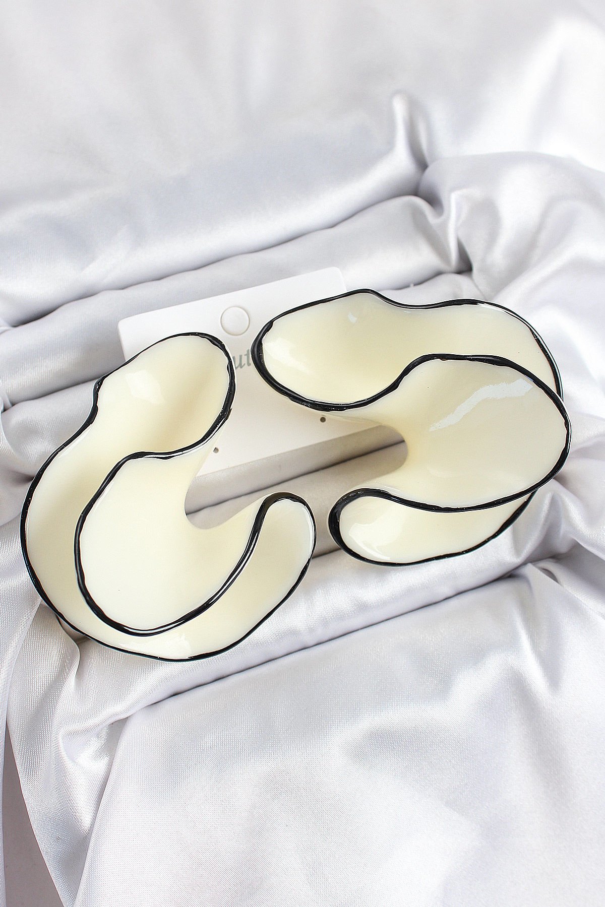 Siyah Çizgi Detaylı Krem Renk Kemik Model Kadın Küpe