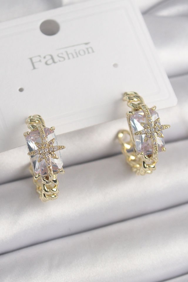 Pirinç Gold Renk Zirkon Taşlı Kutup Yıldızı İşlemeli Kadın Küpe