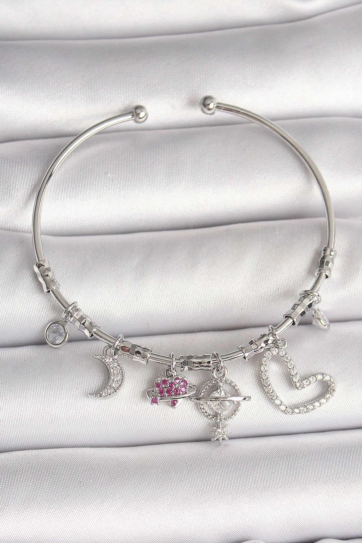 Pirinç Gümüş Renk Sallantı Zirkon Taşlı Gezegen Figür Kalp Detay Charm Kadın Bileklik