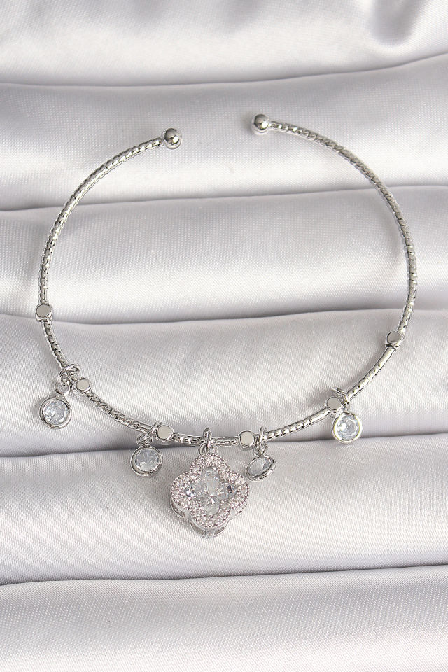 Pirinç Gümüş Renk Sallantı Zirkon Taşlı Yonca Figür Charm Kadın Bileklik