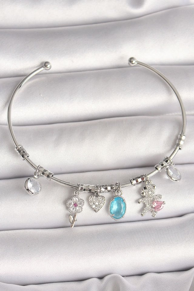 Pirinç Gümüş Renk Sallantı Zirkon Taşlı Ayıcık Figür Çiçek Detay Charm Kadın Bileklik