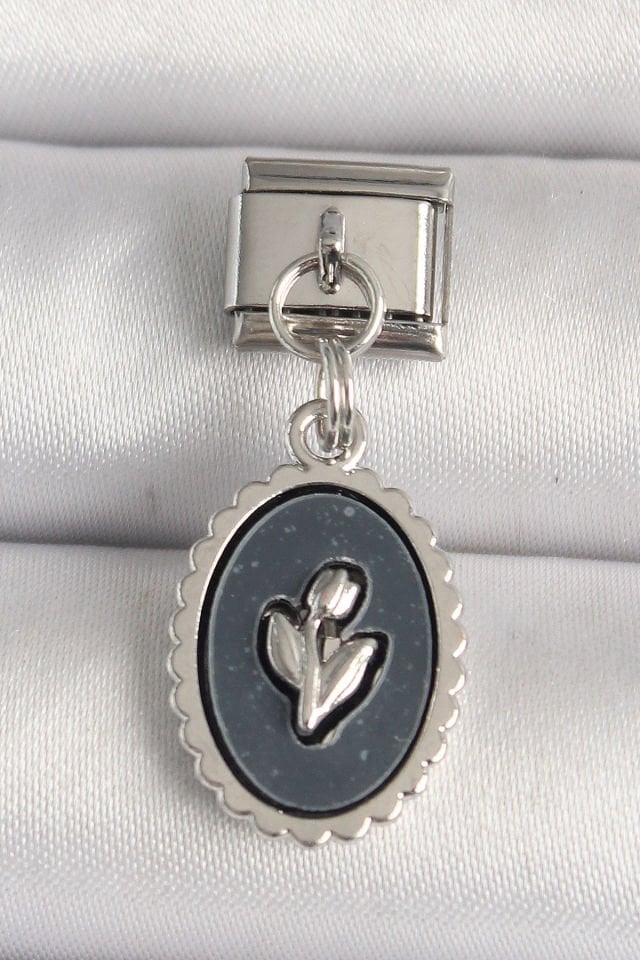 316L Çelik Gümüş Renk Çiçek İşlemeli Siyah Portre Model Nomination Charm