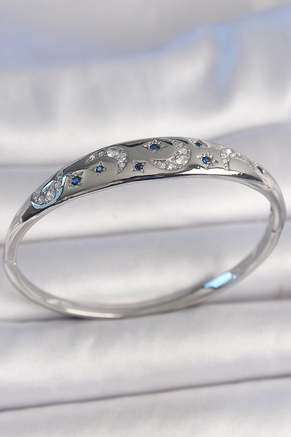 Pirinç Gümüş Renk Zirkon Taşlı Hilal İşlemeli Mavi Taşlı Yıldız Detay Kadın Kelepçe