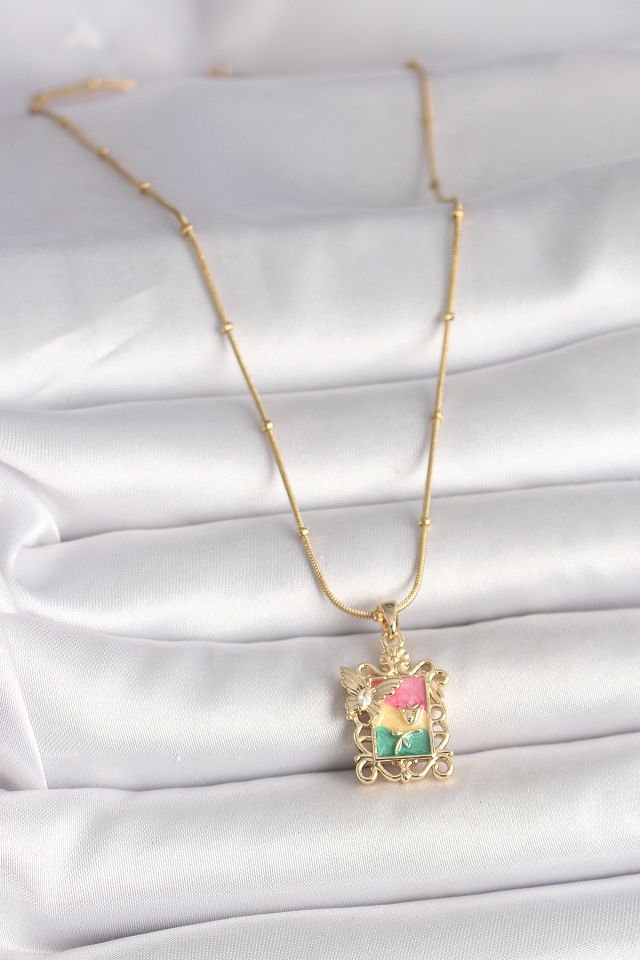 316L Çelik Gold Renk Renkli Zirkon Taşlı Kelebek İşlemeli Portre Model Kadın Kolye