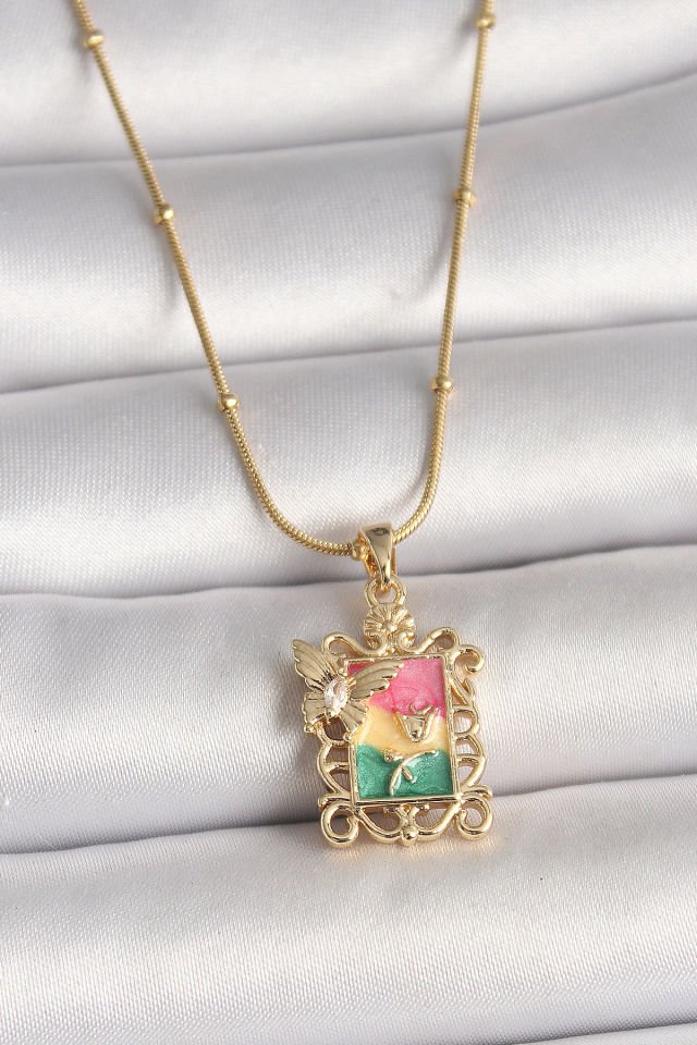 316L Çelik Gold Renk Renkli Zirkon Taşlı Kelebek İşlemeli Portre Model Kadın Kolye