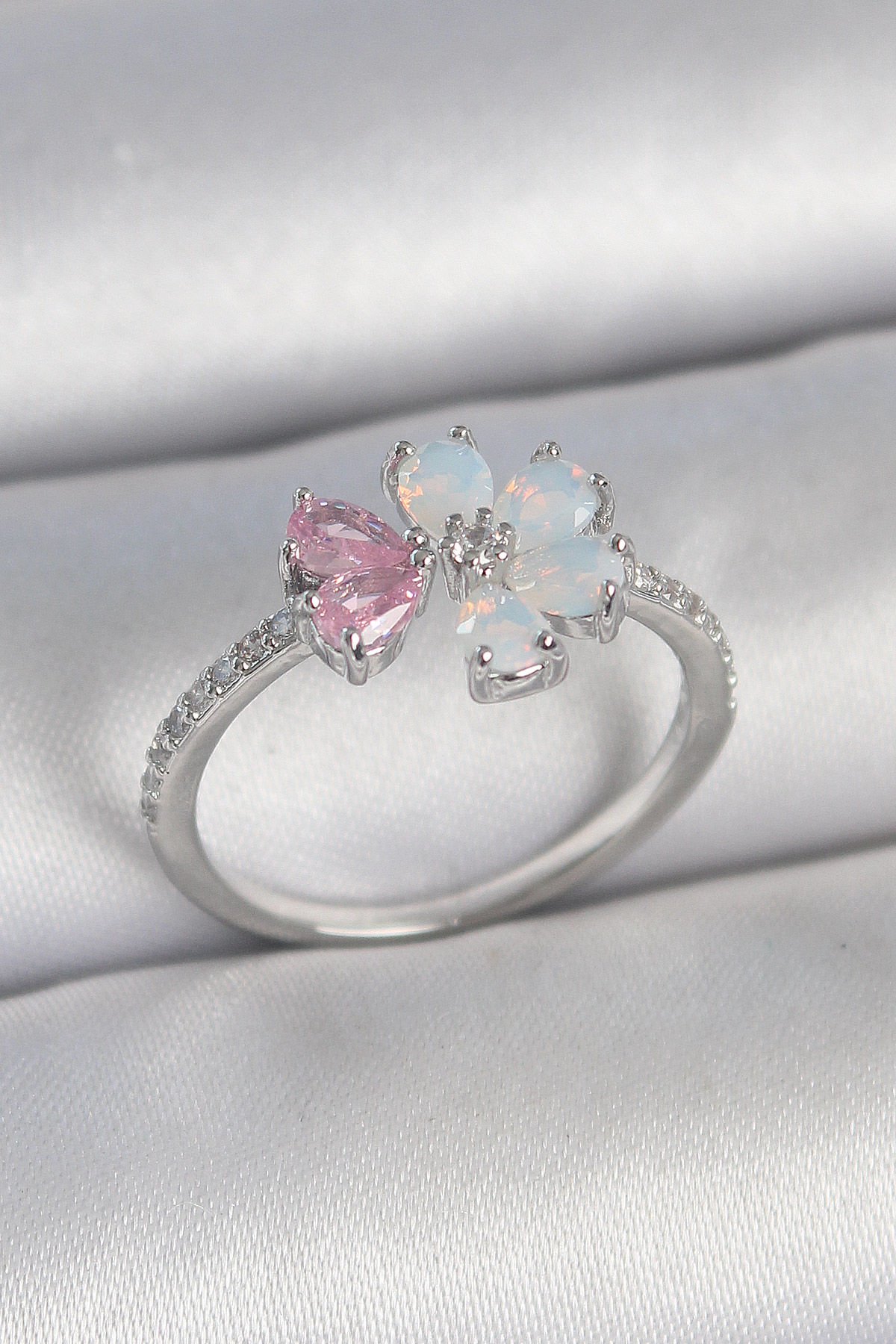 Pirinç Gümüş Renk Beyaz Mineli Pembe Zirkon Taşlı Çiçek Model Kadın Yüzük