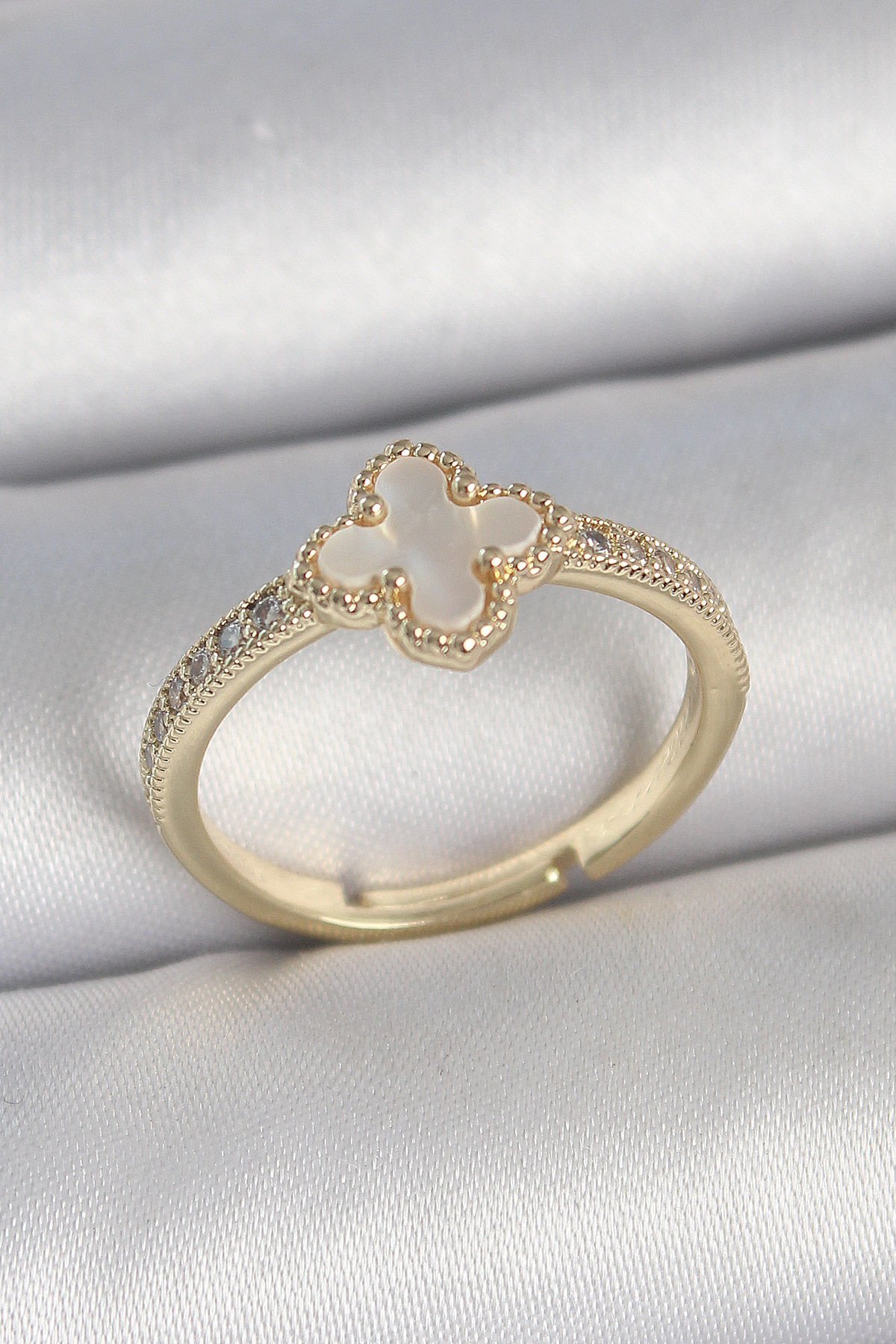 Pirinç Gold Renk Zirkon Taşlı Beyaz Mineli Yonca Model Ayarlanabilir Kadın Yüzük