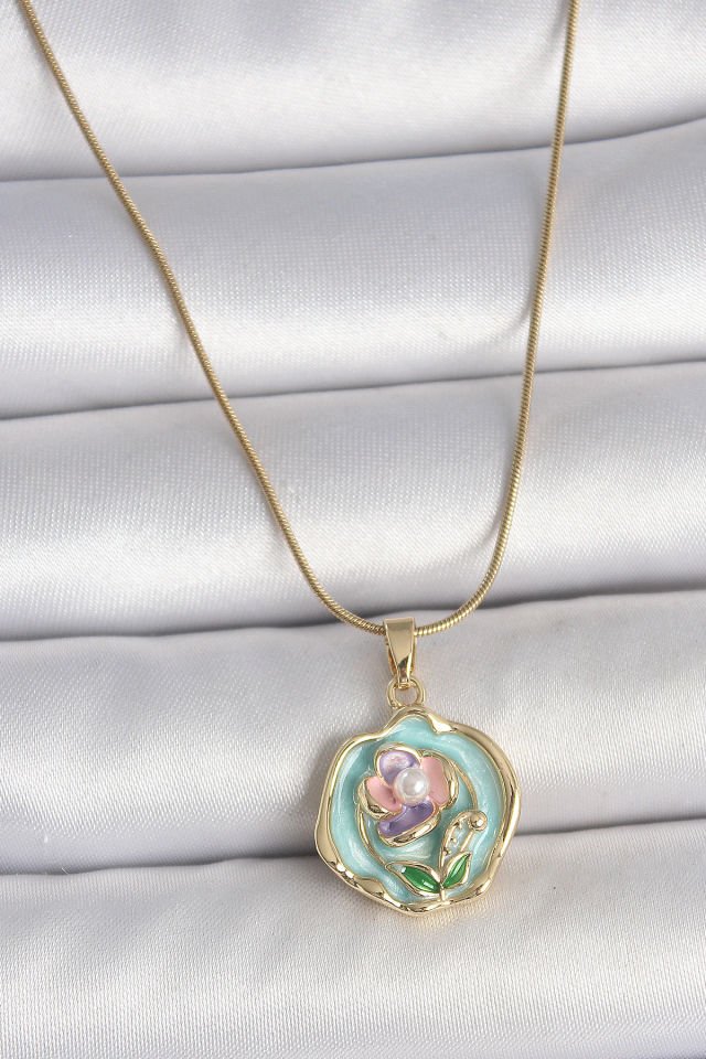 316L Çelik Gold Renk Zincir Turkuaz Pembe Mor Çiçek İşlemeli İnci Detay Portre Model Kadın Kolye