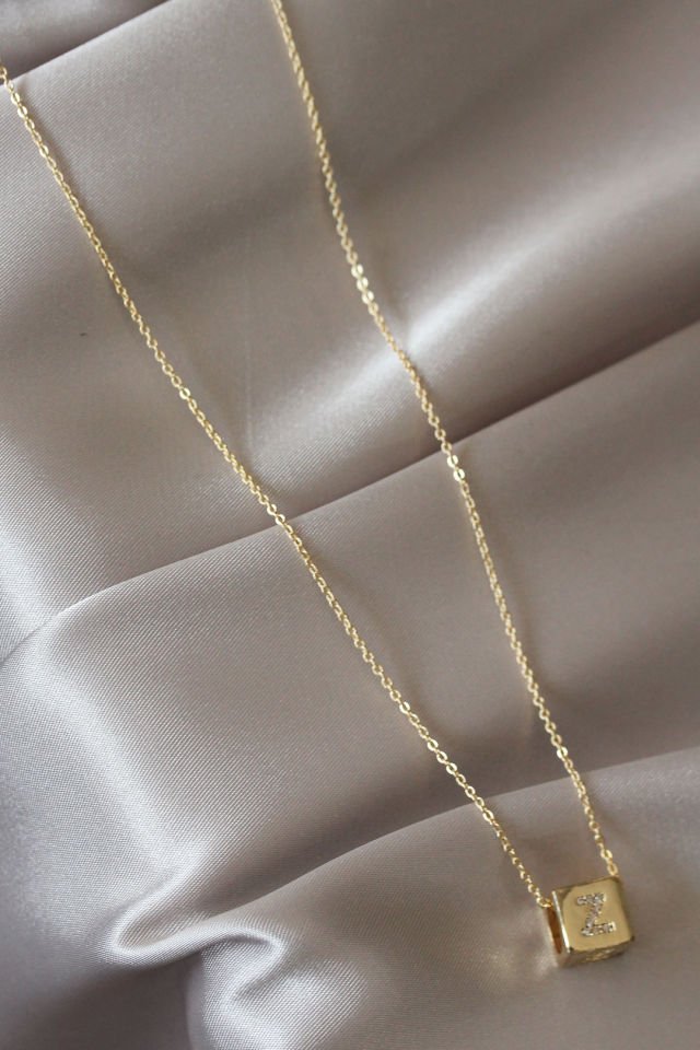 Gold Renkli Küp Model Zirkon Taşlı Z Harfli Kolye