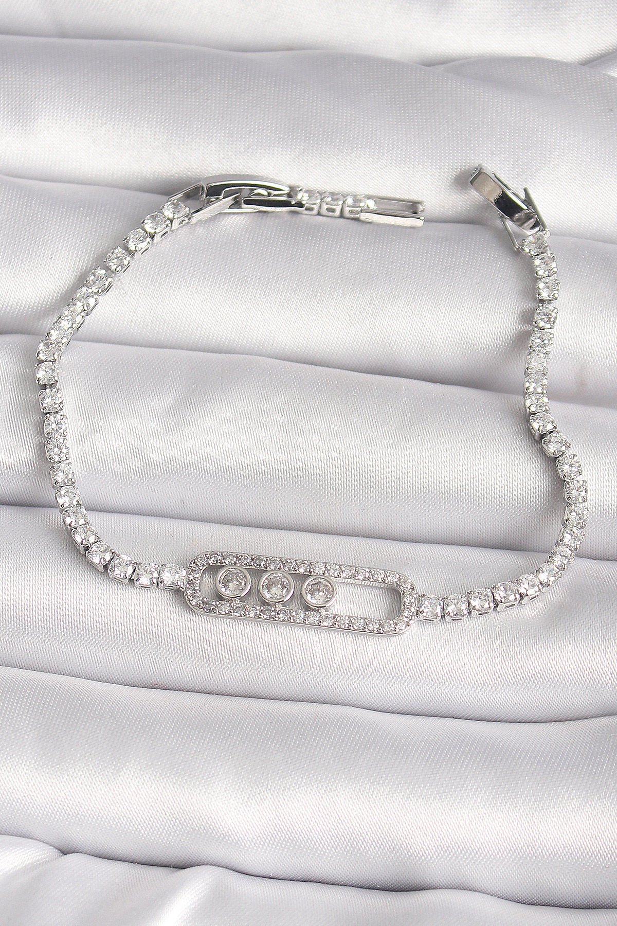 Pirinç Gümüş Renk Su Yolu Zirkon Taşlı Messika Model Kadın Bileklik