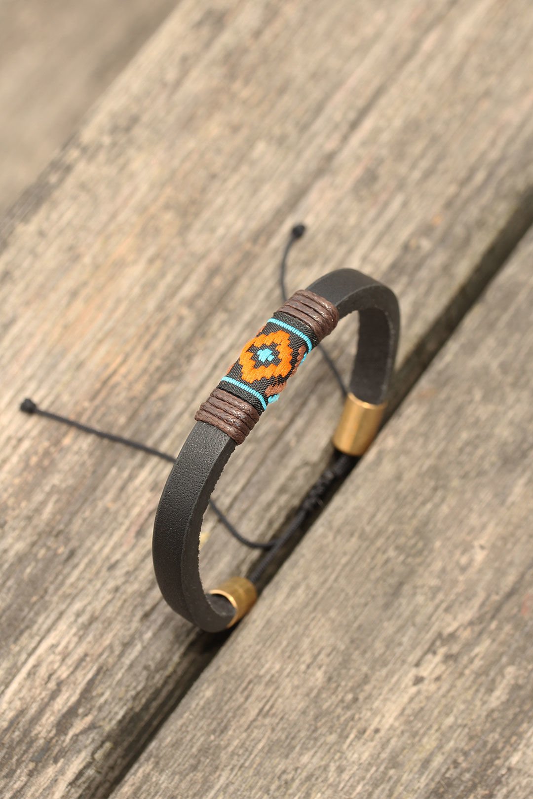 Kahverengi İpli Etnik Desenli Kadın Deri Bileklik