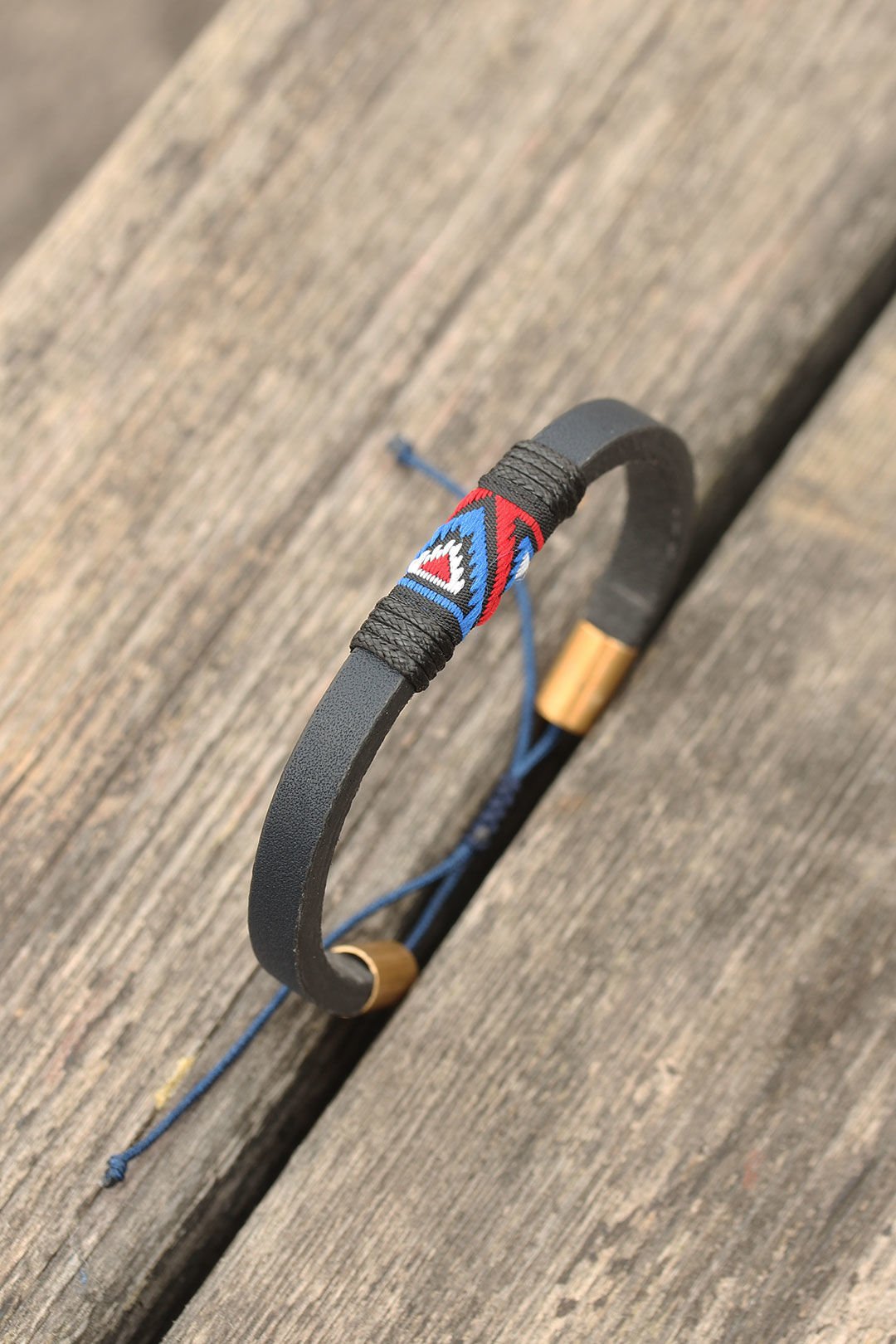 Siyah İpli Etnik Desenli Kadın Deri Bileklik