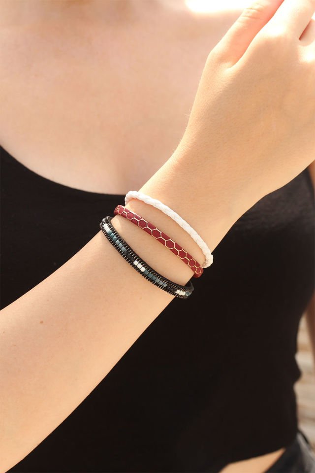 Bordo Renk Desenli Tasarımlı Taşlı Beyaz Örgü Model Kadın Deri Bileklik