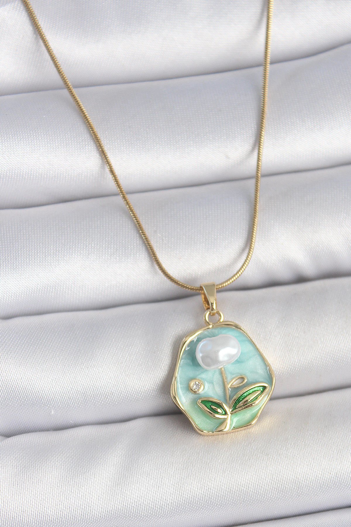 316L Çelik Gold Renk Zincir Mavi Çiçek İşlemeli İnci İşlemeli Portre Model Kadın Kolye