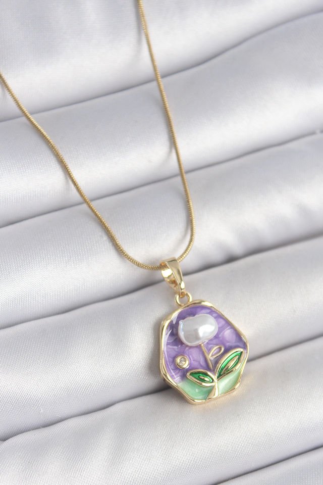 316L Çelik Gold Renk Zincir Mor Çiçek İşlemeli İnci Detay Portre Model Kadın Kolye