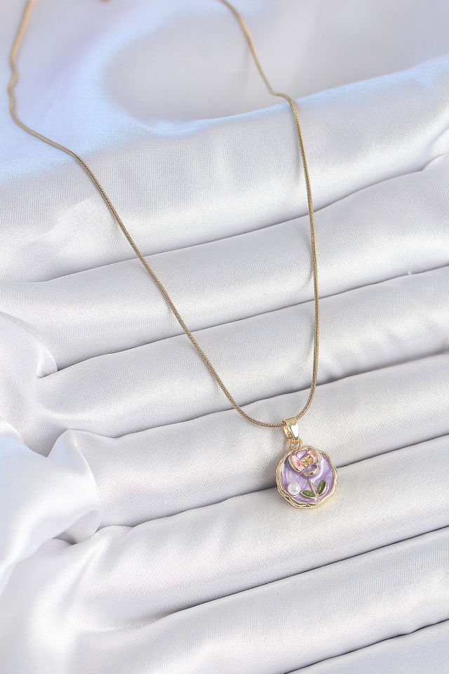 316L Çelik Gold Renk Zincir Mor Minimal Çiçek İşlemeli İnci Detay Portre Model Kadın Kolye