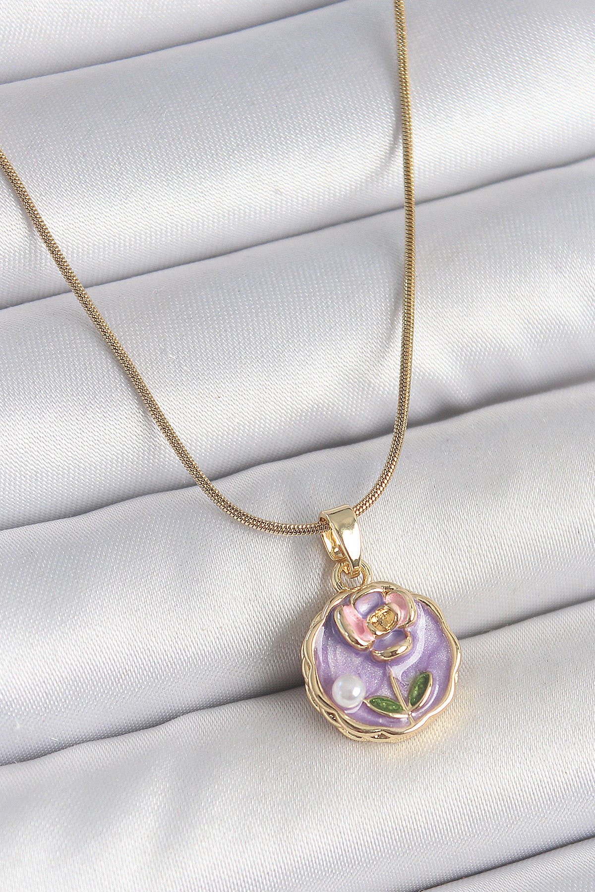 316L Çelik Gold Renk Zincir Mor Minimal Çiçek İşlemeli İnci Detay Portre Model Kadın Kolye