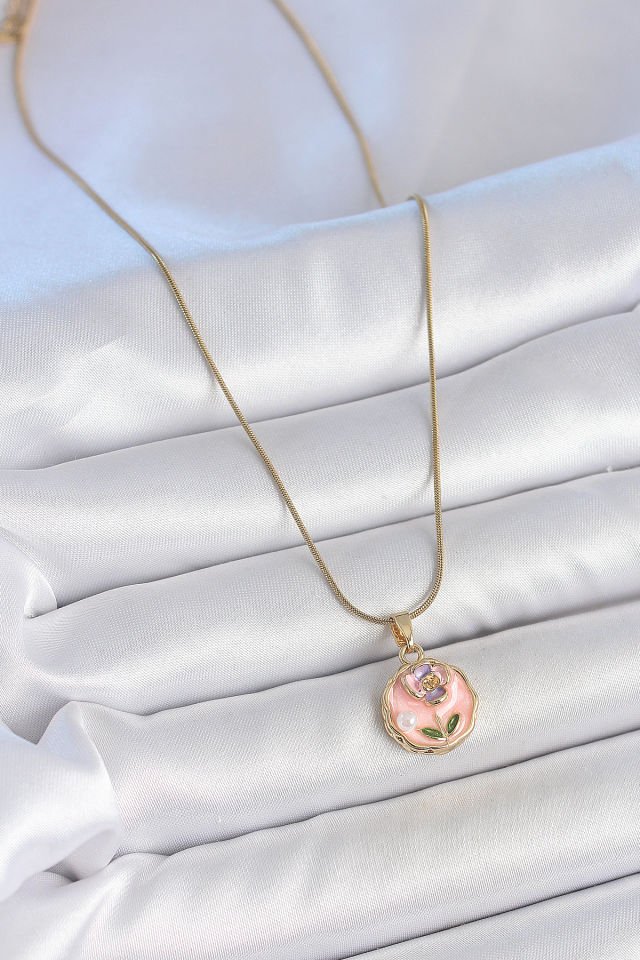 316L Çelik Gold Renk Zincir Pembe Minimal Çiçek İşlemeli İnci Detay Portre Model Kadın Kolye