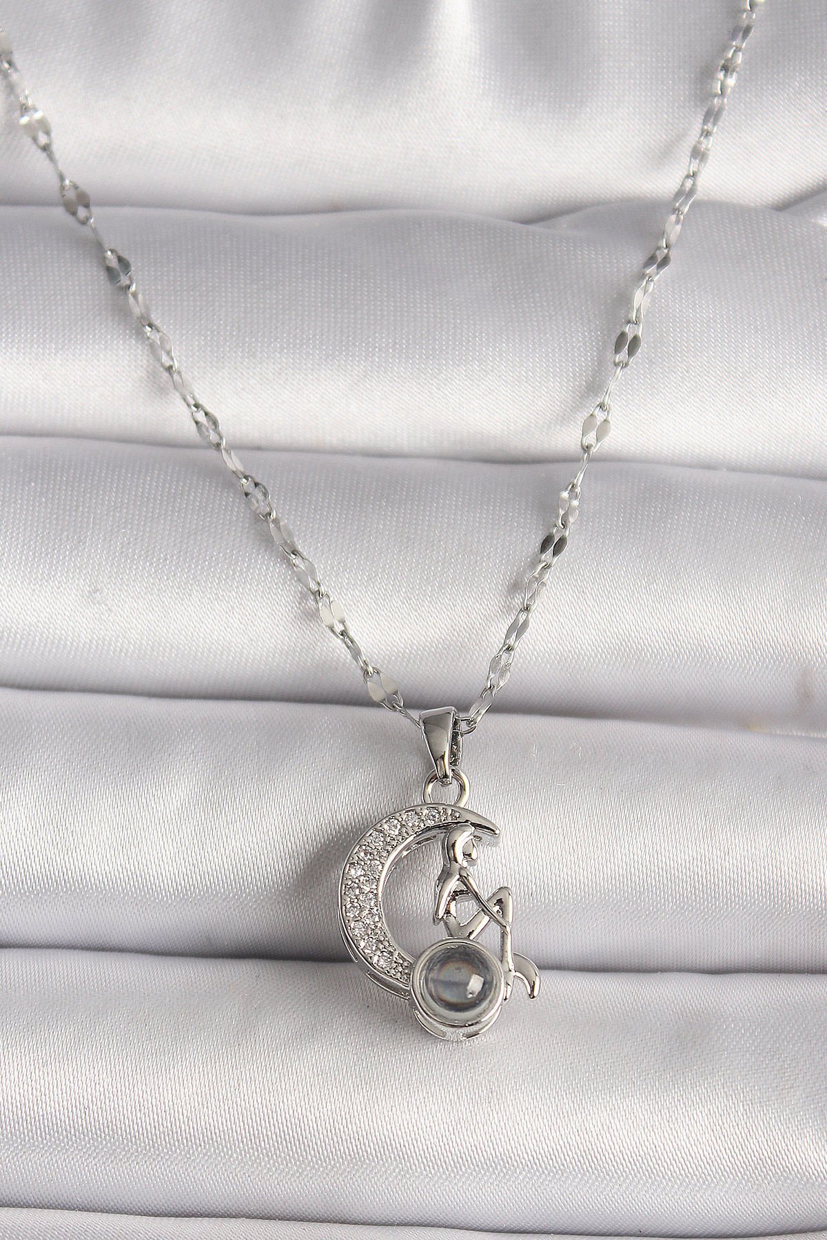 316L Çelik Gold Renk Zirkon Taşlı Hilal Oturan Kadın Figür Projeksiyon Model Kadın Kolye