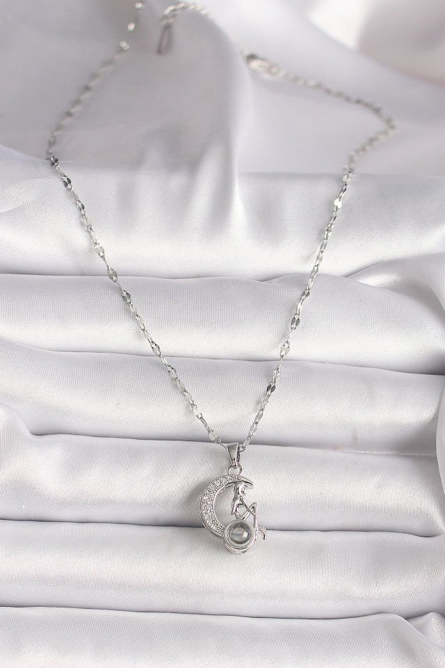 316L Çelik Gold Renk Zirkon Taşlı Hilal Oturan Kadın Figür Projeksiyon Model Kadın Kolye