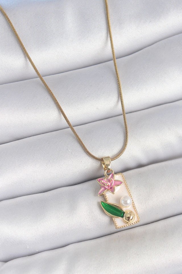 316L Çelik Gold Renk Zincir Beyaz Mineli Pembe Çiçek İşlemeli İnci Detay Dikdörtgen Portre Model Kadın Kolye