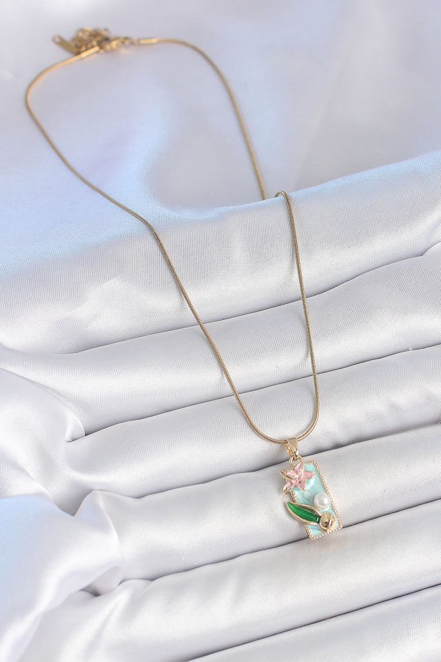 316L Çelik Gold Renk Zincir Mavi Mineli Pembe Çiçek İşlemeli İnci Detay Dikdörtgen Portre Model Kadın Kolye