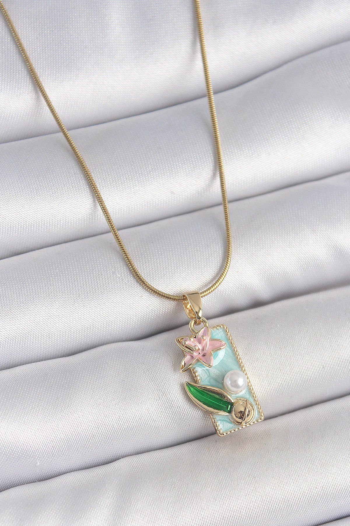 316L Çelik Gold Renk Zincir Mavi Mineli Pembe Çiçek İşlemeli İnci Detay Dikdörtgen Portre Model Kadın Kolye