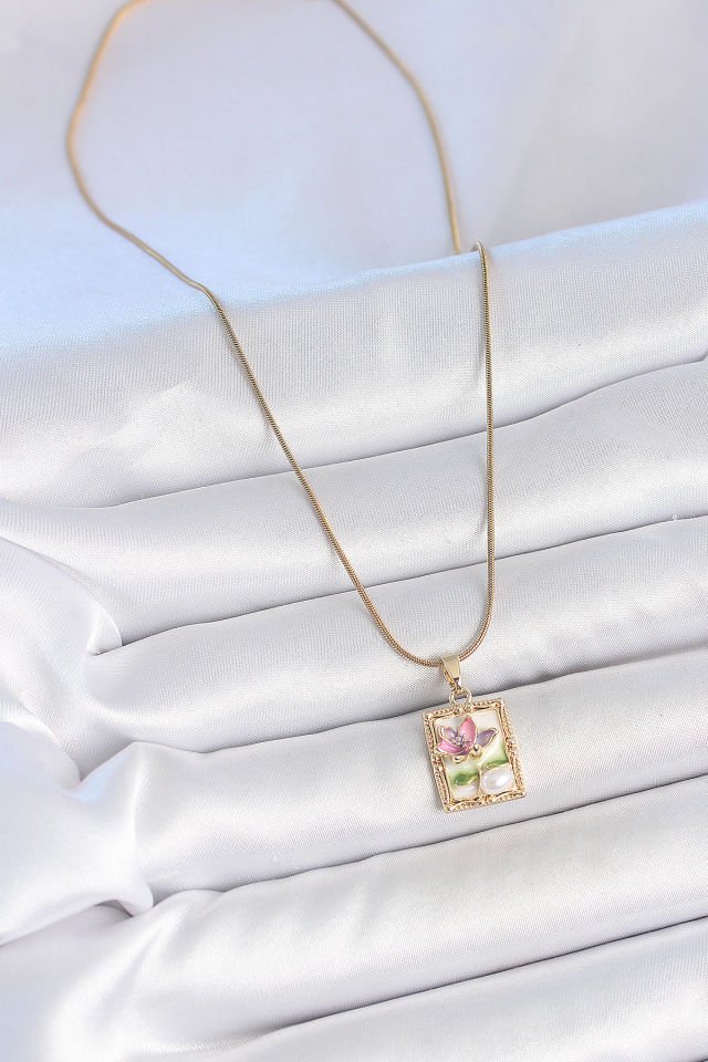 316L Çelik Gold Renk Zincir Beyaz Mineli Çiçek İşlemeli İnci Detay Portre Model Kadın Kolye