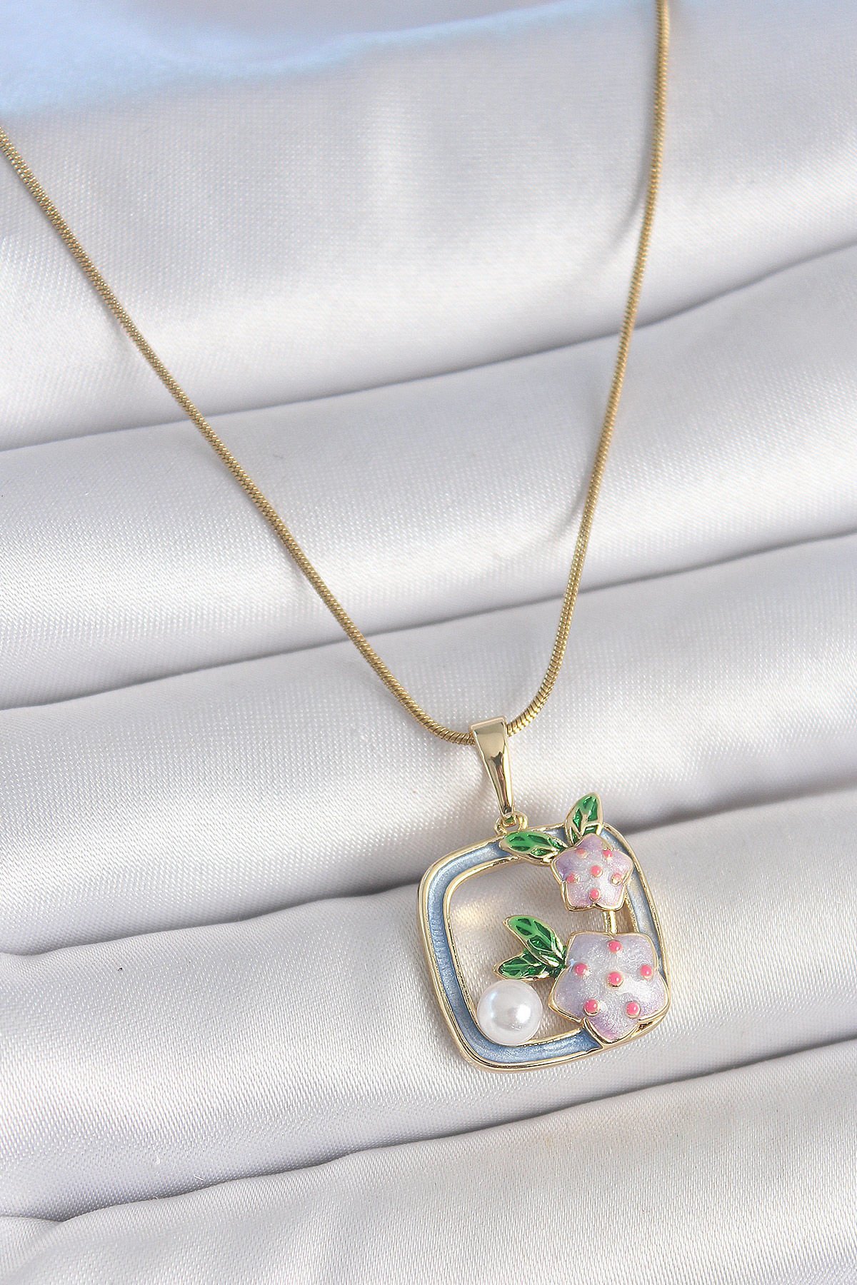 316L Çelik Gold Renk Zincir Mavi Mineli Kare Model Çiçek İşlemeli İnci Detay Kadın Kolye