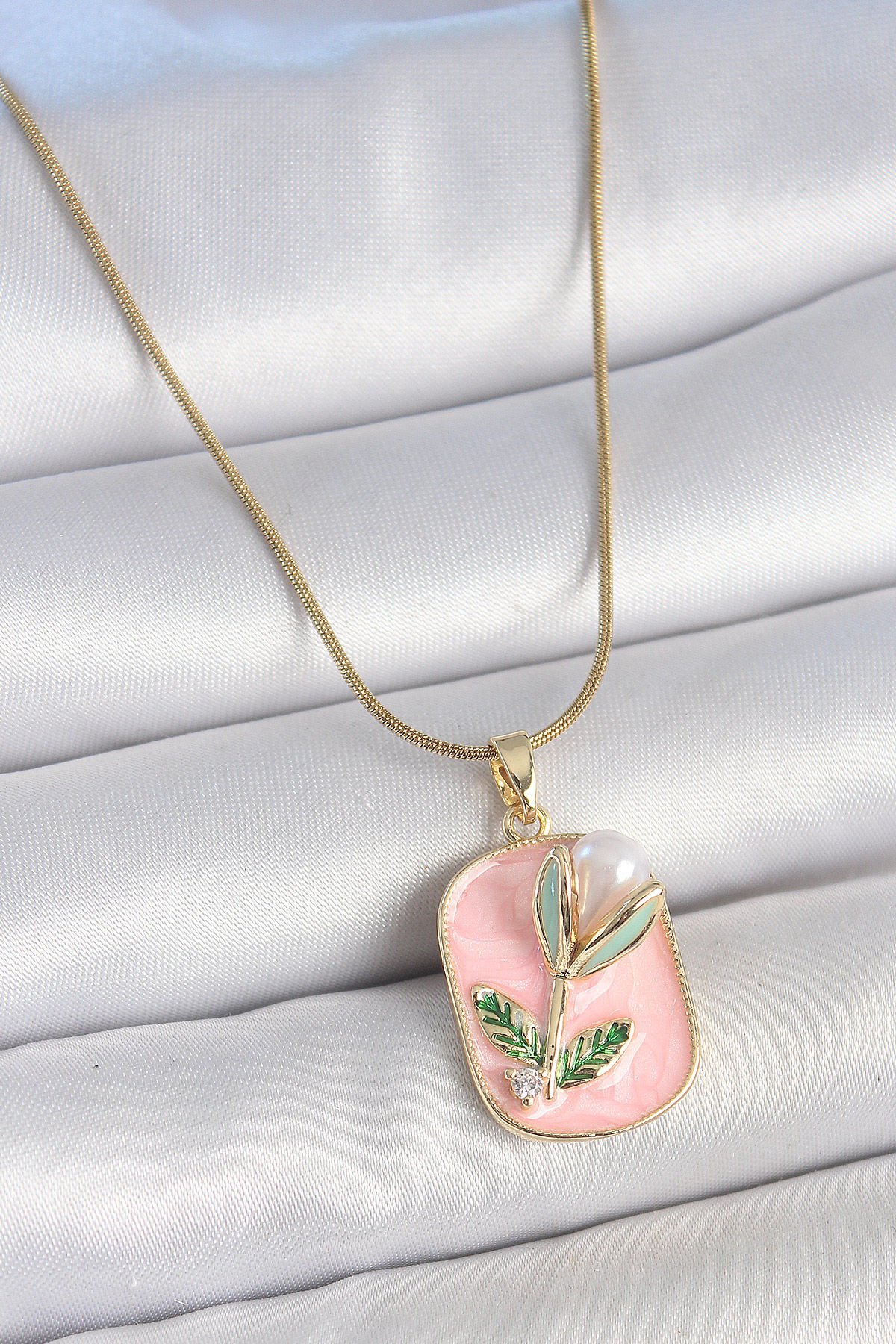 316L Çelik Gold Renk Zincir Pembe Mineli İncili Çiçek İşlemeli Portre Model Kadın Kolye