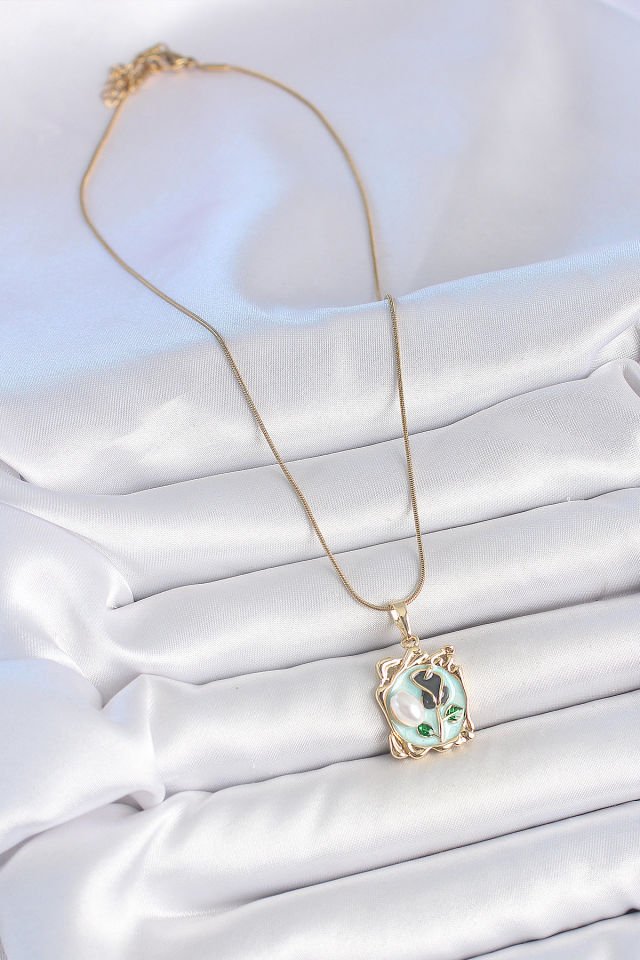 316L Çelik Gold Renk Zincir Mavi Mineli Çiçek İşlemeli İnci Detay Portre Model Kadın Kolye