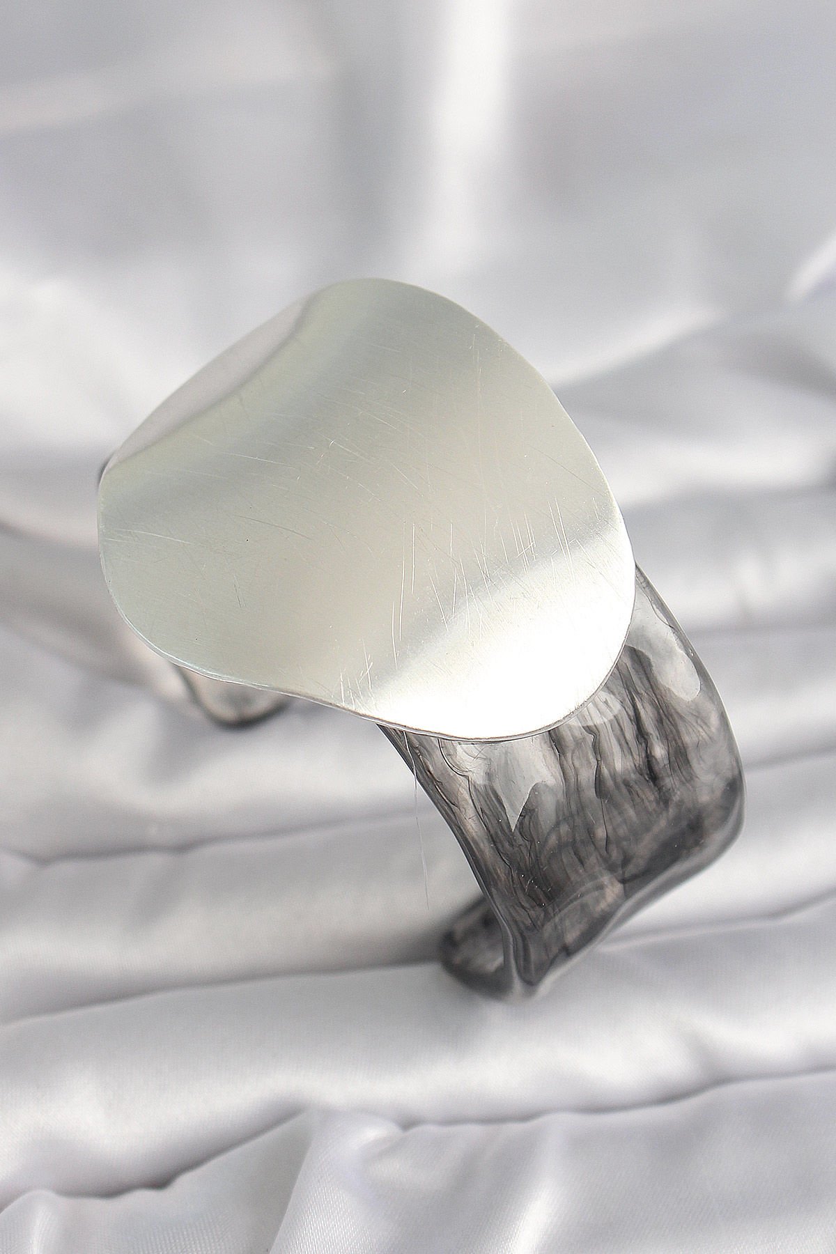 Siyah Mermer Desen Akrilik Pilastik Gümüş Plaka Model Vintage Kadın Bilezik