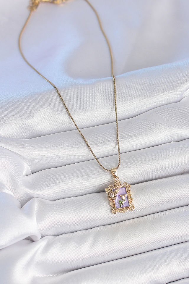 316L Çelik Gold Renk Zincir Mor Mineli Çiçek İşlemeli Zirkon Taşlı Kelebek Detay Portre Model Kadın Kolye