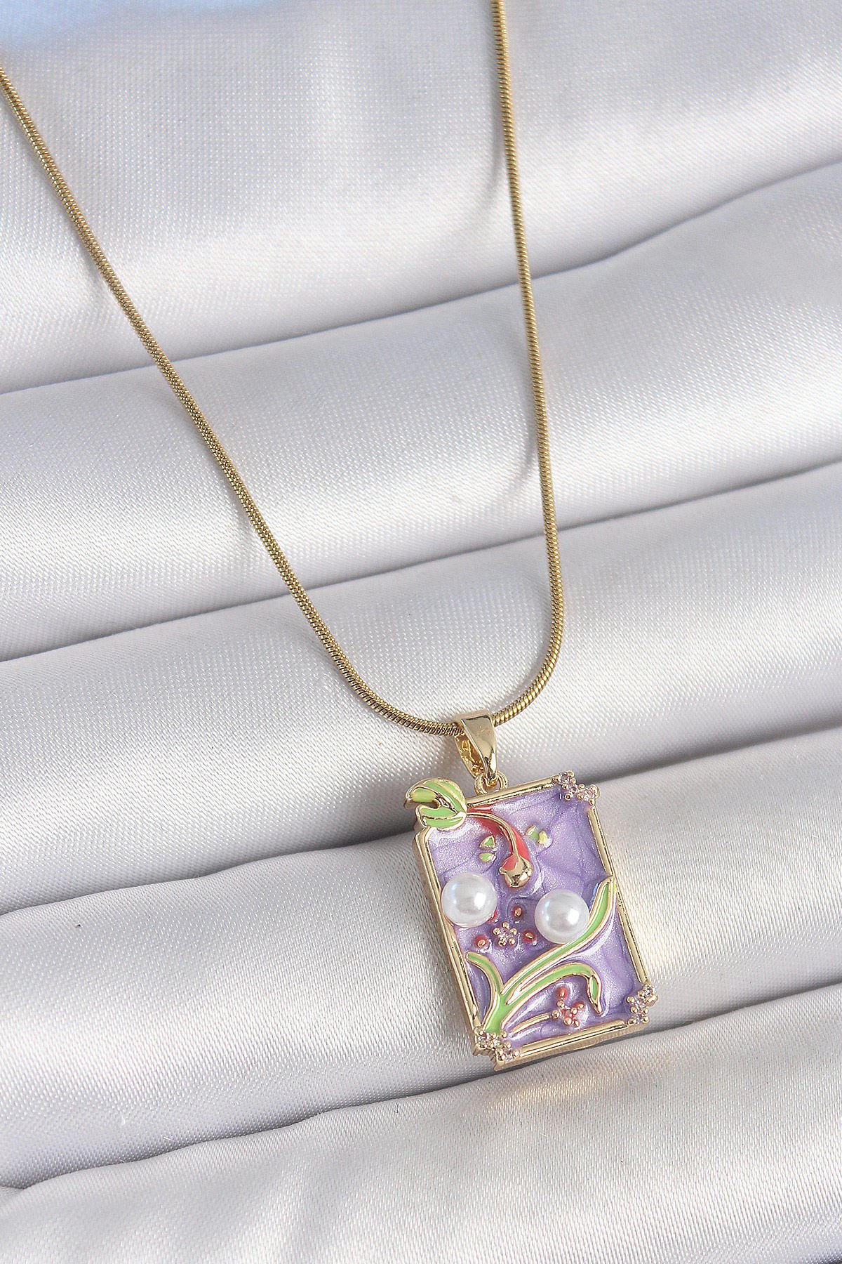 316L Çelik Gold Renk Zincir Mor Mineli İncili Çiçek İşlemeli Portre Model Kadın Kolye