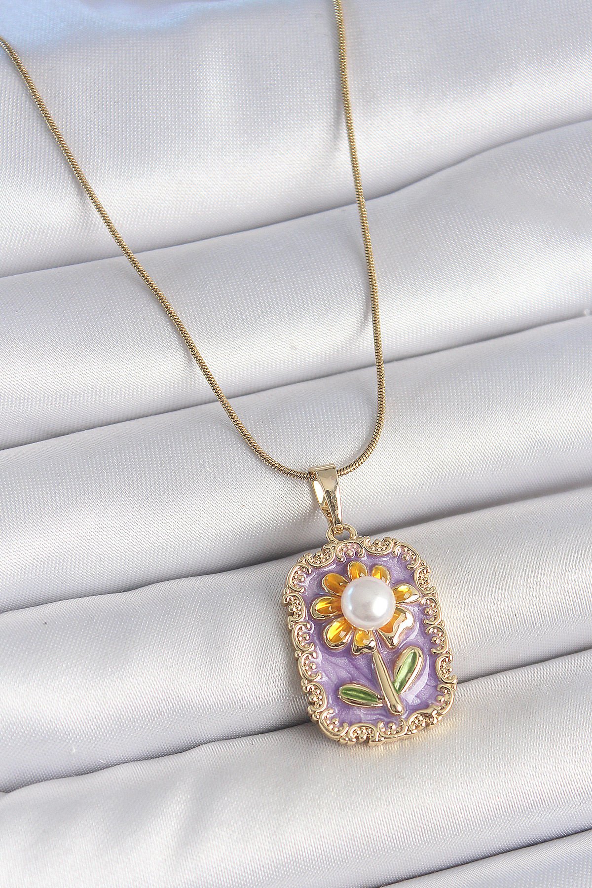 316L Çelik Gold Renk Zincir Mor Mineli İncili Papatya İşlemeli Portre Model Kadın Kolye