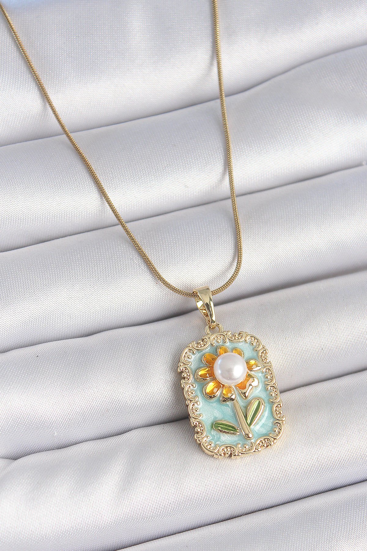 316L Çelik Gold Renk Zincir Mavi Mineli İncili Papatya İşlemeli Portre Model Kadın Kolye