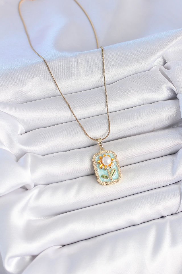 316L Çelik Gold Renk Zincir Mavi Mineli İncili Papatya İşlemeli Portre Model Kadın Kolye