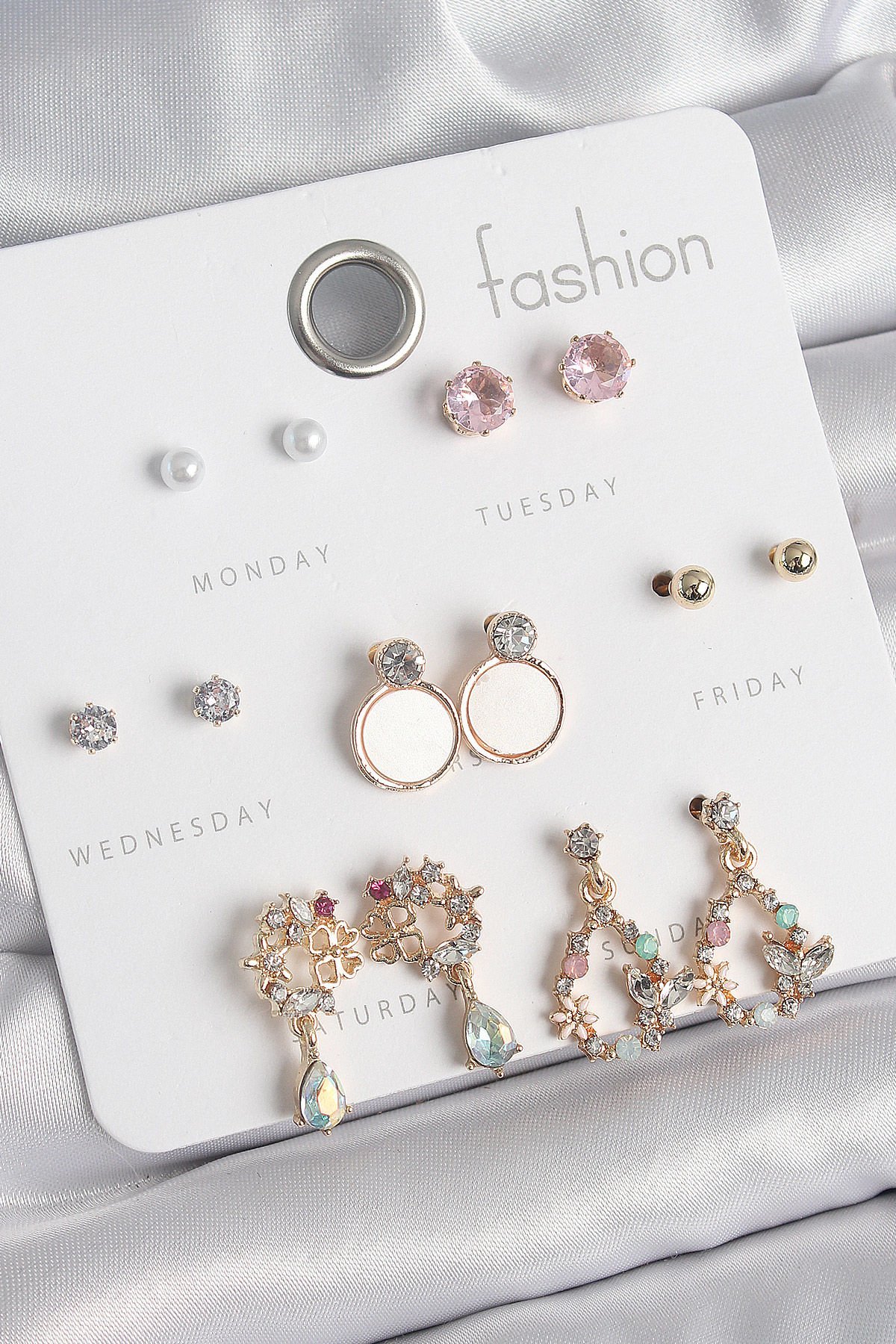 Pirinç Gold Renk Zirkon Taşlı Sallantı Damla Figür Beyaz Mine Detay 7 Çift Kadın Küpe Seti