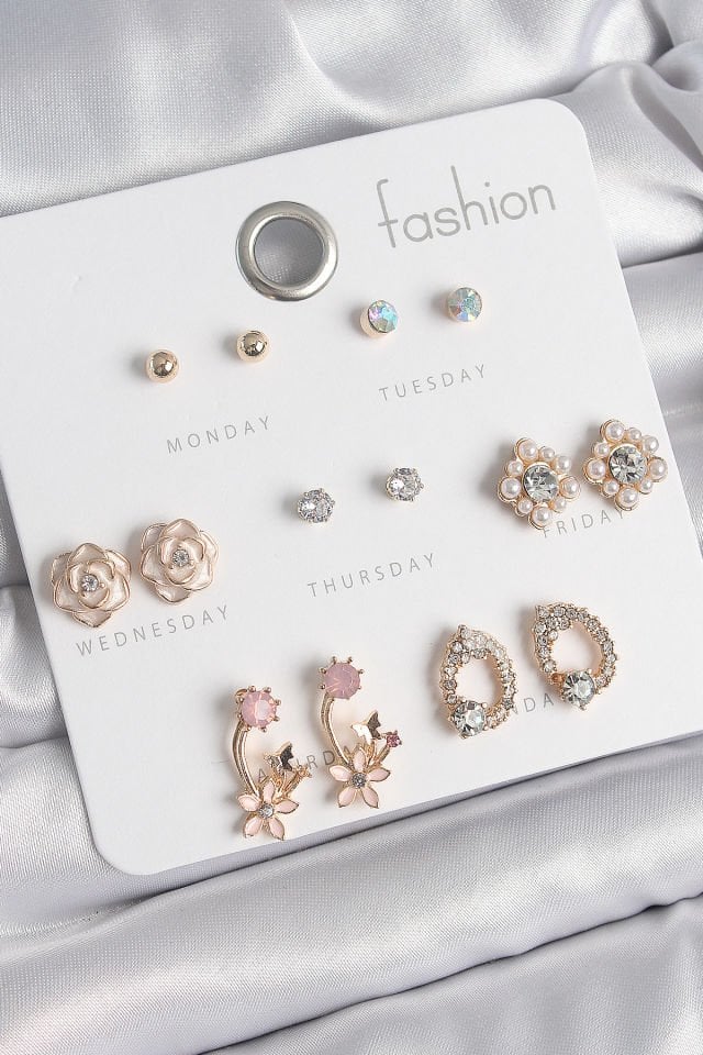 Pirinç Gold Renk Zirkon Taşlı Çiçek Figür 7 Çift Kadın Küpe Seti