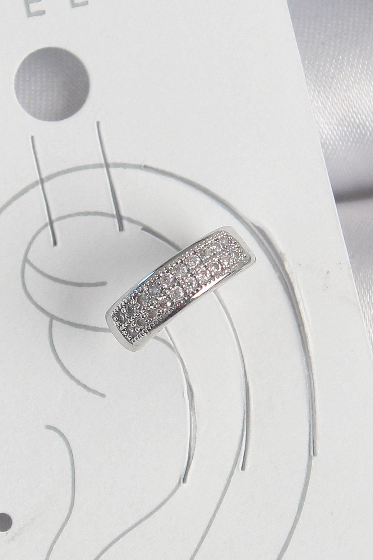 Pirinç Gümüş Renk Zirkon Taşlı Kıkırdak Model Kadın Küpe