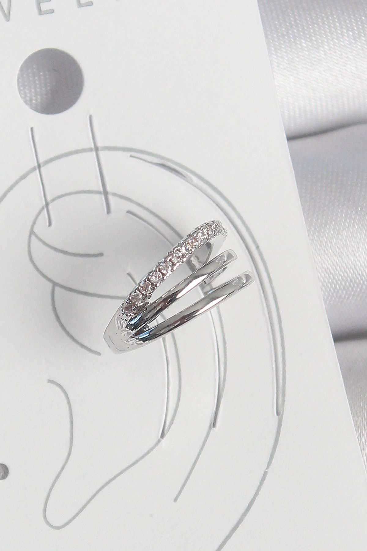 Pirinç Gümüş Renk Zirkon Taşlı 3'Lü Sıralı Model Kadın Kıkırdak Küpe