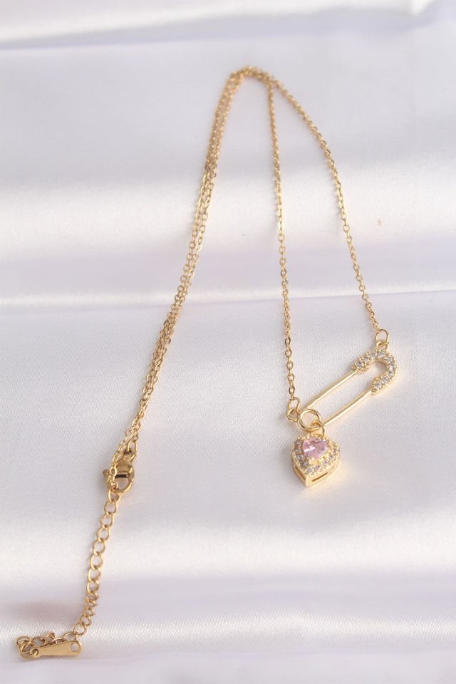 316L Çelik Zincir Altın Renk Zirkon Taşlı Kalp Detay Çengelli İğne Tasarımlı Kolye