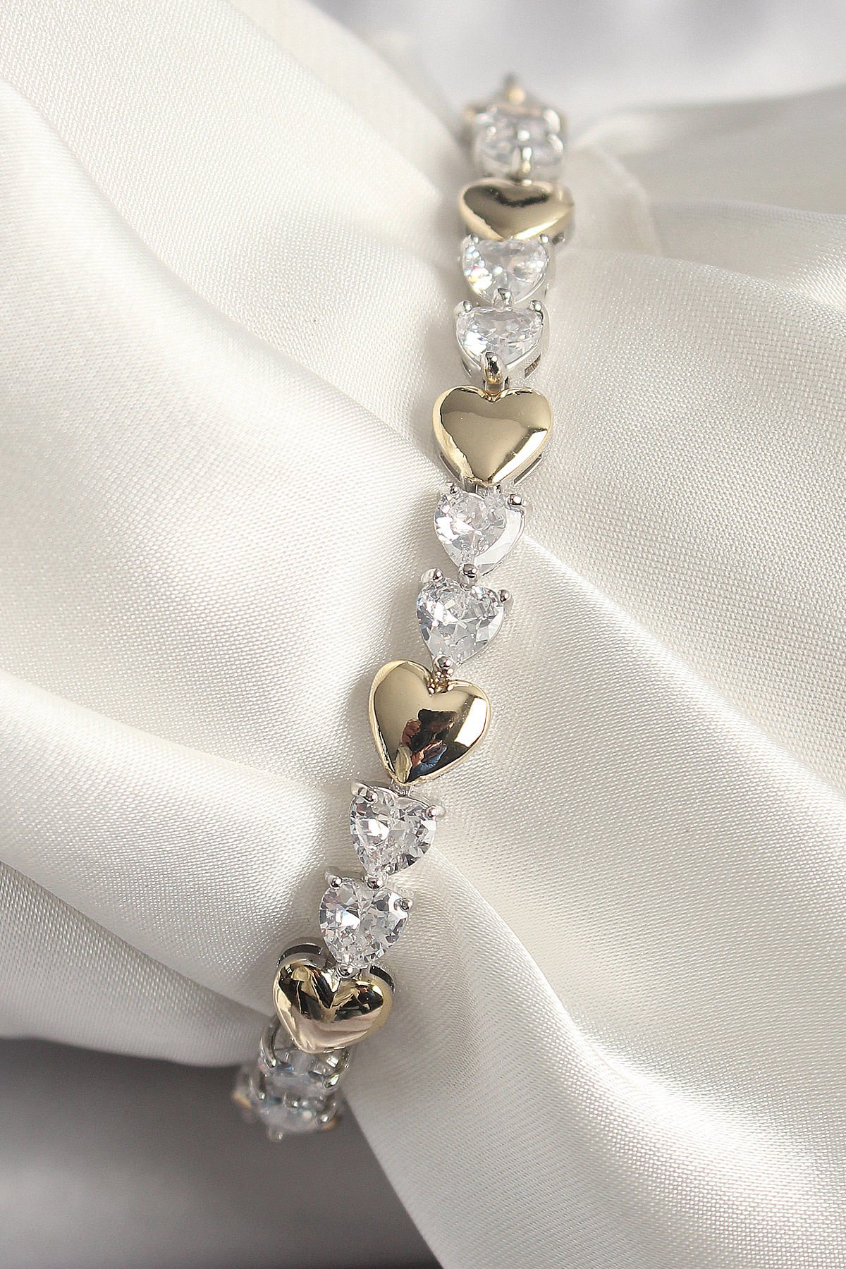 Pirinç Gümüş Renk Zirkon Taşlı Gold Kalpli VIP Seri Kadın Bileklik