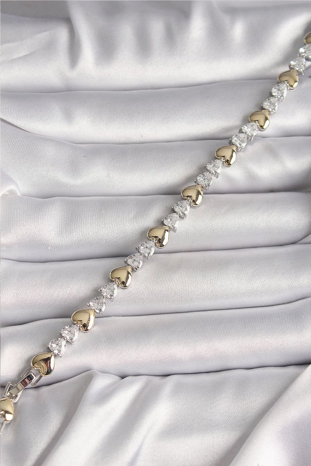 Pirinç Gümüş Renk Zirkon Taşlı Gold Kalpli VIP Seri Kadın Bileklik